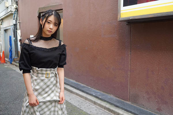 一片大尺寫真偶像下海！ 豐滿美少女「二葉繪麻」出道！