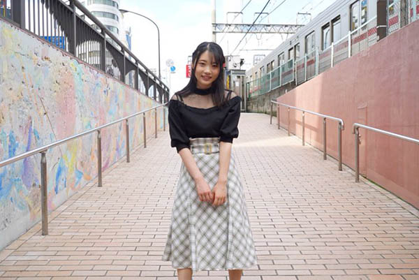 一片大尺寫真偶像下海！ 豐滿美少女「二葉繪麻」出道！