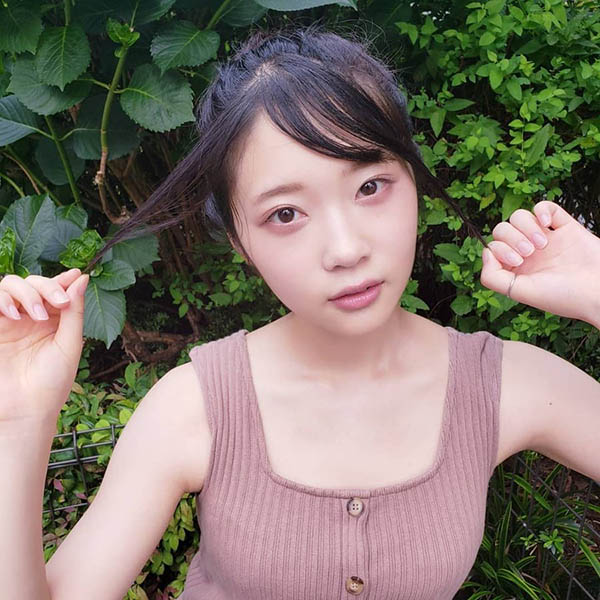 一片大尺寫真偶像下海！ 豐滿美少女「二葉繪麻」出道！