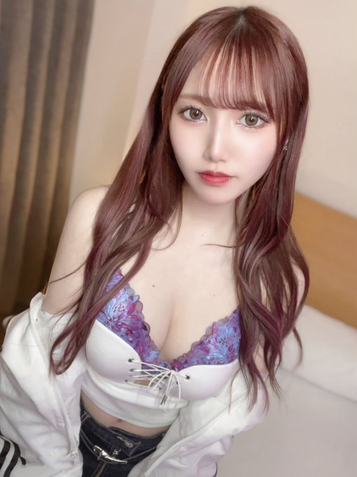 IG私訊到的是「超人氣網美」，約出來...床上展現粉嫩美乳！