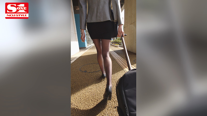 疫情攪局！美腿空服員「星宮一花」航班大減為了生計慘淪總裁專屬玩偶