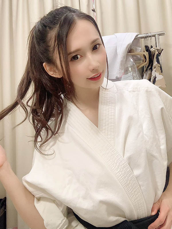 作品裡表演擊破瓦片？ ！ E罩杯美女新人「永原夏樹」空手道服秀一手真功夫？