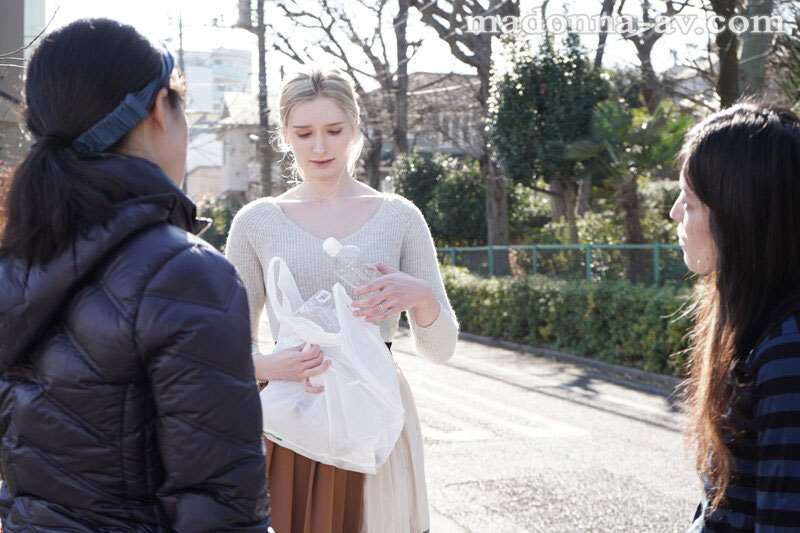 孤單的金髮人妻碰上寂寞的邊緣宅… 跨越語言隔閡肉體密切交流到天亮