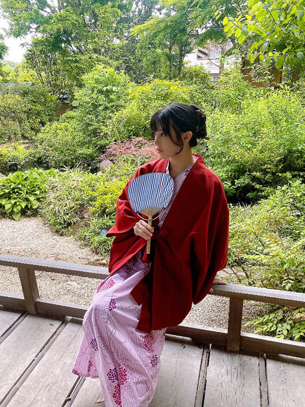 直接放上去！ 救世主「高橋聖子」表演彈吉他最舒適的姿勢好害羞！