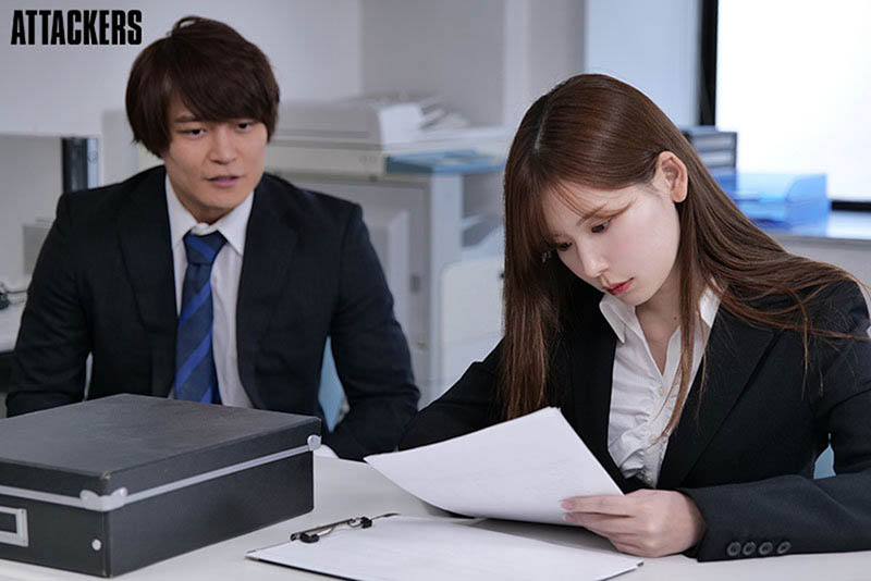 新人女同事「明里䌷」竟是變態癡女！慾望超強把男人當玩具