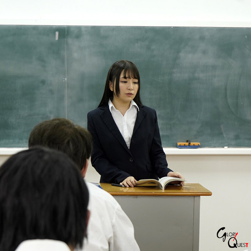 熱血教師「佐藤ののか」靠裸露發洩壓力越多男人看她就越興奮