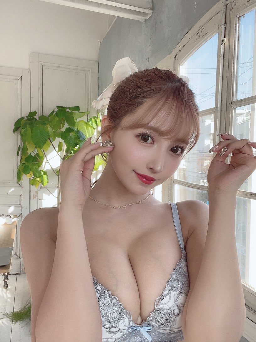 神之視角！鮭魚卵掉進「三上悠亞」深溝了，網驚：好想埋頭苦幹！