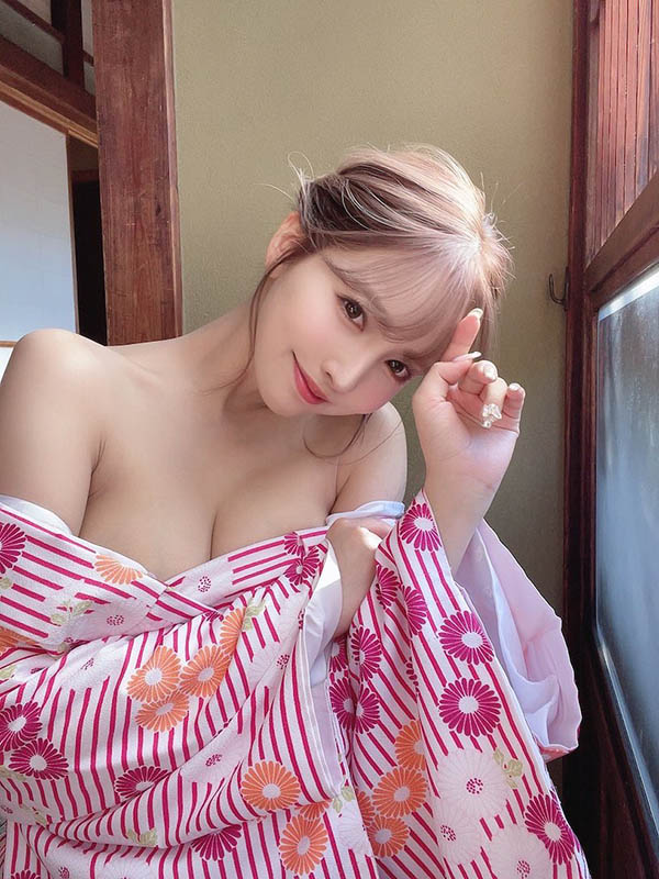 神之視角！鮭魚卵掉進「三上悠亞」深溝了，網驚：好想埋頭苦幹！