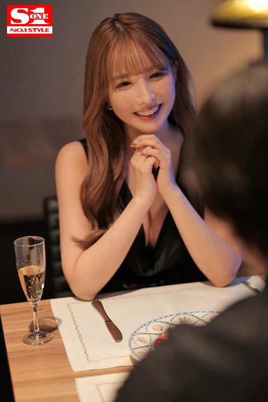 如果三上悠亜(三上悠亞)是你的情婦！在公寓外面露天開乾也可以喔！