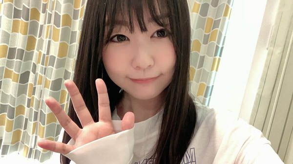 凍齡不老！ 14年資深美少女「汁波蜜」迎夏新衣福利照辣翻粉絲！