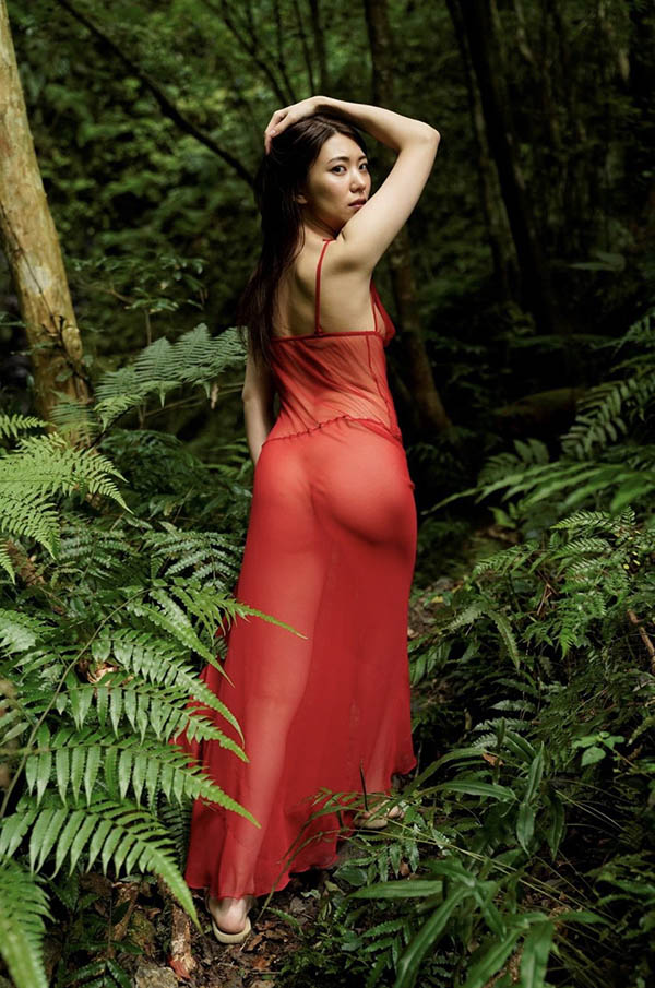 圖文不符沒關係！最美主播「山岸逢花」濕身全都露，照片疑似走光趕緊打馬處理