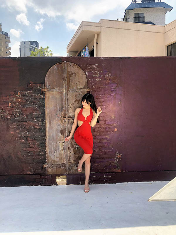 呼之欲出！救世主「高橋聖子」男友襯衫造型釋放完美G杯、三角地帶乍現！