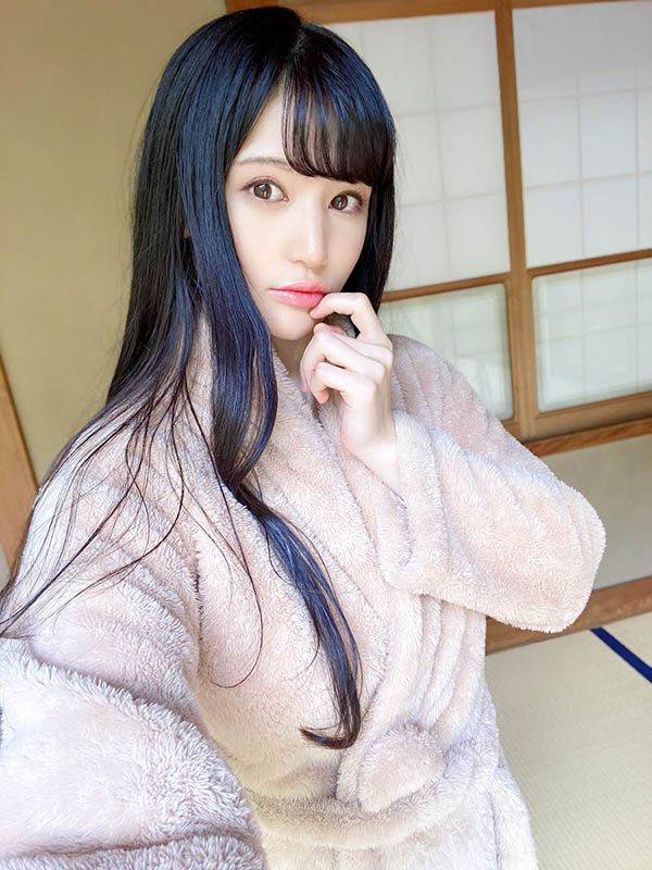 呼之欲出！救世主「高橋聖子」男友襯衫造型釋放完美G杯、三角地帶乍現！