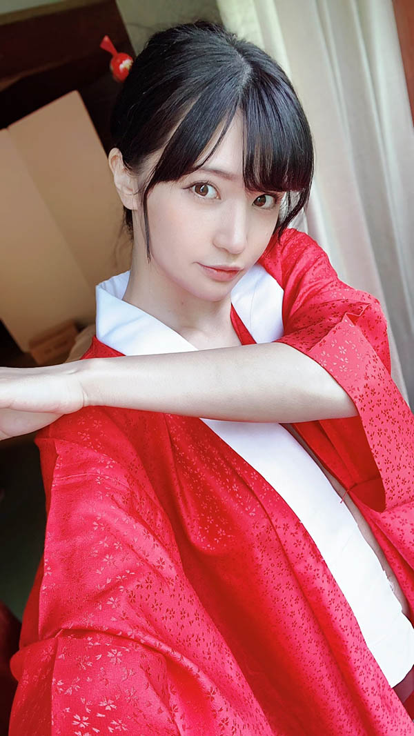 呼之欲出！救世主「高橋聖子」男友襯衫造型釋放完美G杯、三角地帶乍現！