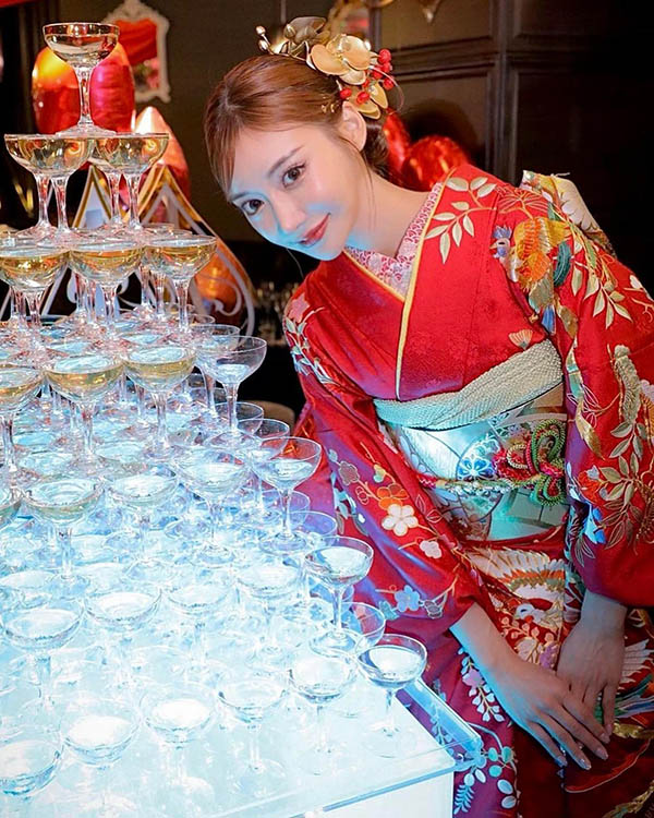 明日花綺羅又脫光了！暗黑女神「G奶白虎」陪過年，「熱辣胴體」引11萬人按讚！