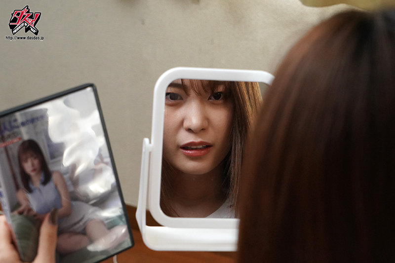 看了朋友的A片……男優不但變成了美谷朱里還被中出！