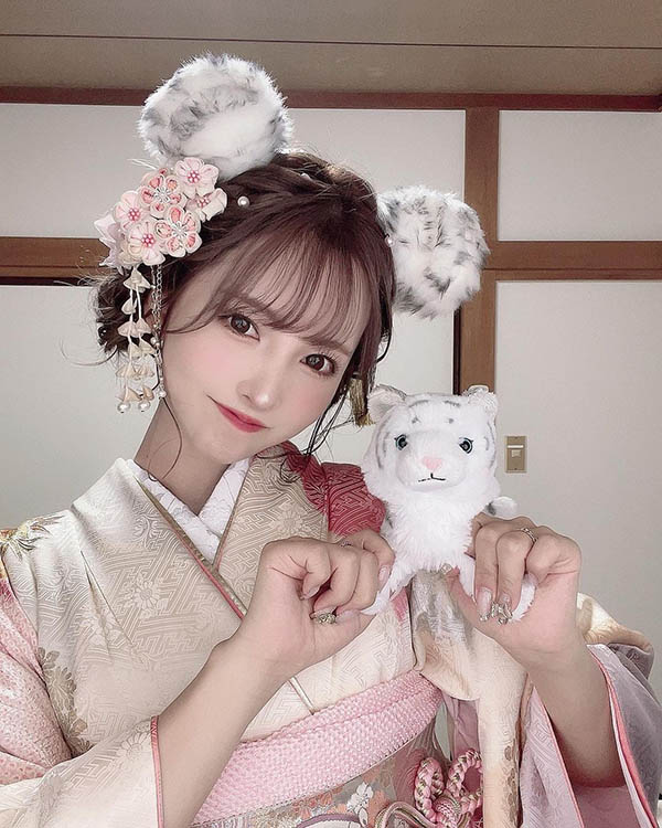 新年新氣象！ 「三上悠亞」化身小白虎體驗成年禮，含糖葫蘆又色又可愛！