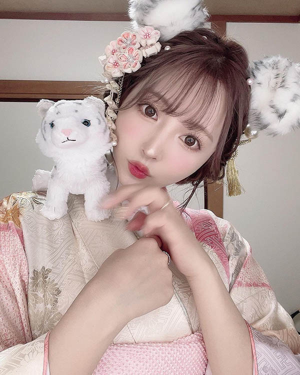 新年新氣象！ 「三上悠亞」化身小白虎體驗成年禮，含糖葫蘆又色又可愛！