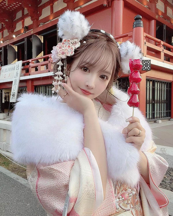 新年新氣象！ 「三上悠亞」化身小白虎體驗成年禮，含糖葫蘆又色又可愛！