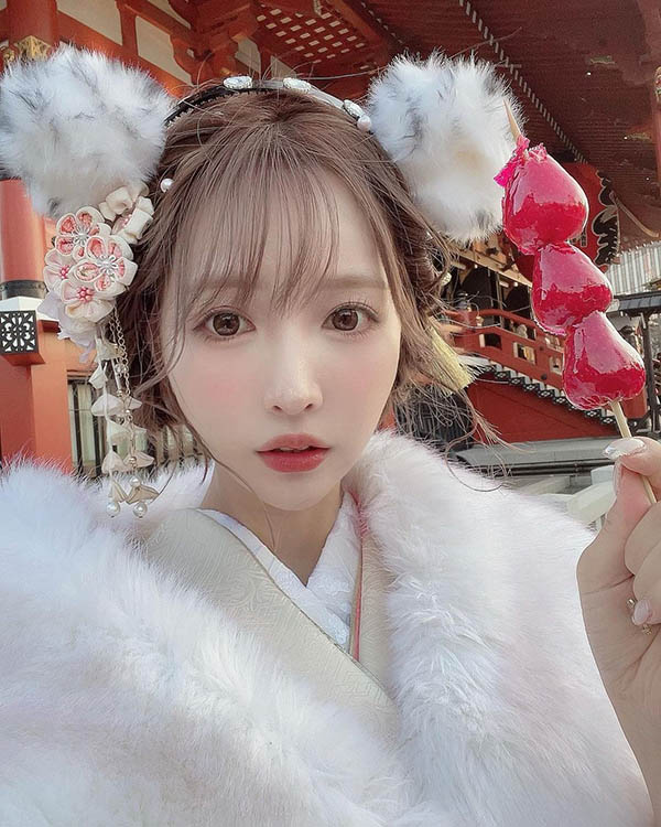 新年新氣象！ 「三上悠亞」化身小白虎體驗成年禮，含糖葫蘆又色又可愛！