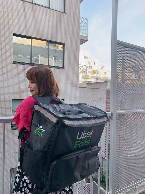 「G杯正妹外送員」幫你送餐,顏值超高…原來是「超胸女神」!