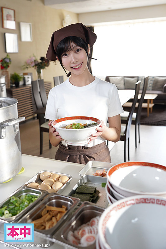 想栓住AV男優的心!在拉麵店打工的她開放無套中出!