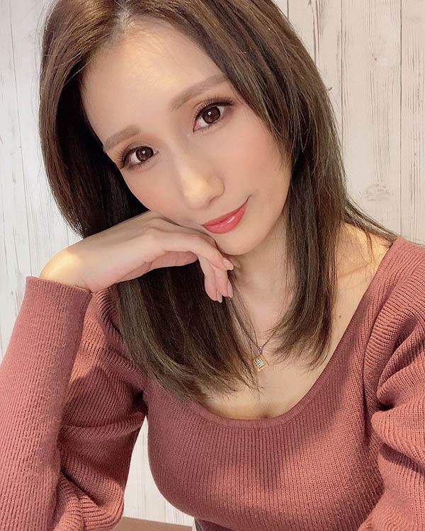 欲求不滿的爆乳身材! 「Julia」中出無限制,網:一個邪笑加淫語,我就微微硬了