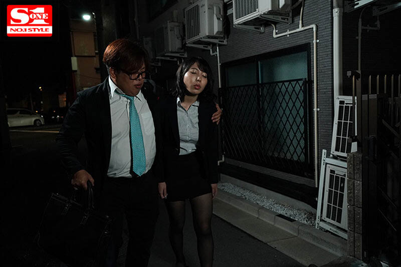 H奶女社員「安位薰」與上司出差同房！整晚被壓在床上玩弄...