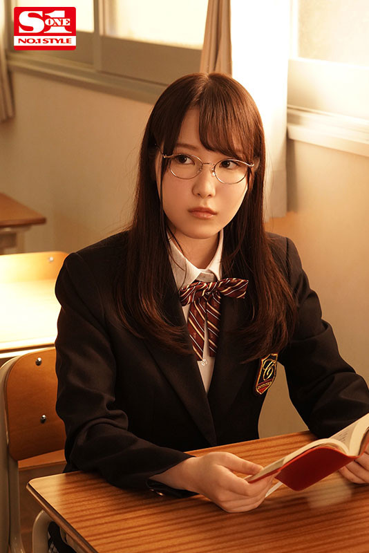 文靜女學生「香水純」露內褲誘惑！老師忍不住弄進去了