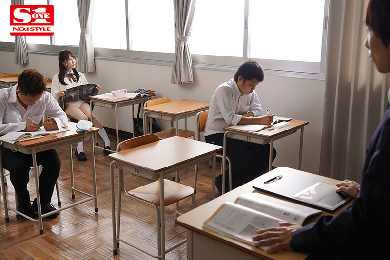 文靜女學生「香水純」露內褲誘惑！老師忍不住弄進去了