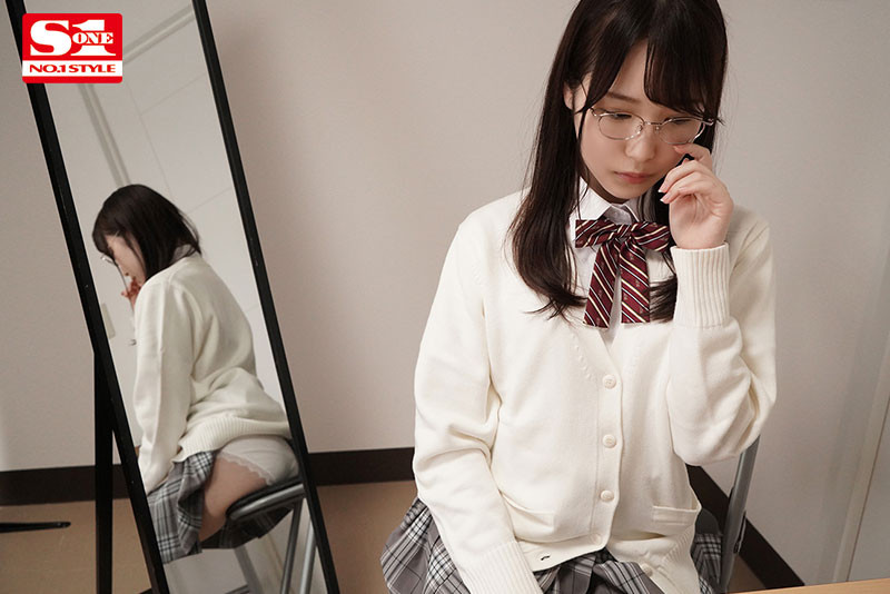 文靜女學生「香水純」露內褲誘惑！老師忍不住弄進去了