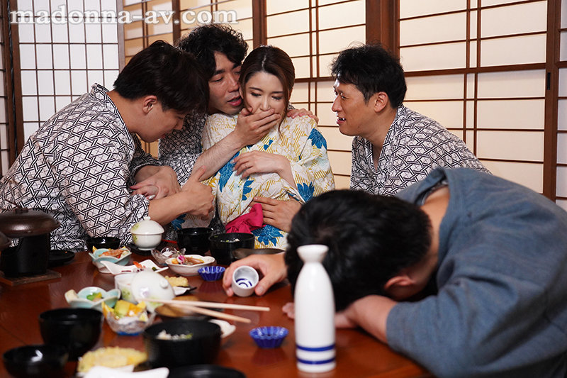 秘湯玷污！絕美大奶妻子「愛弓りょう」泡湯被偷拍，老公睡死後被三人包圍凌辱！