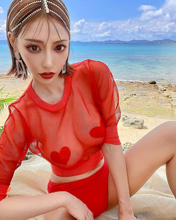 暗黑女王「明日花綺羅」再披戰袍！艷紅透視裝「飽滿G奶」放送，新寫真辣翻粉絲！