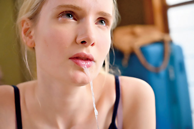 強制合體！金髮人妻自慰偷拍被迫淪為洩欲工具…不甘受辱卻高潮不斷