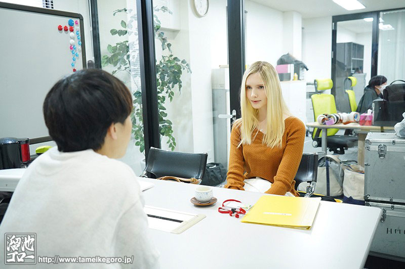 老公不要看!金髮人妻AV片場支援遭輪番玷汙表現能幹順勢出道