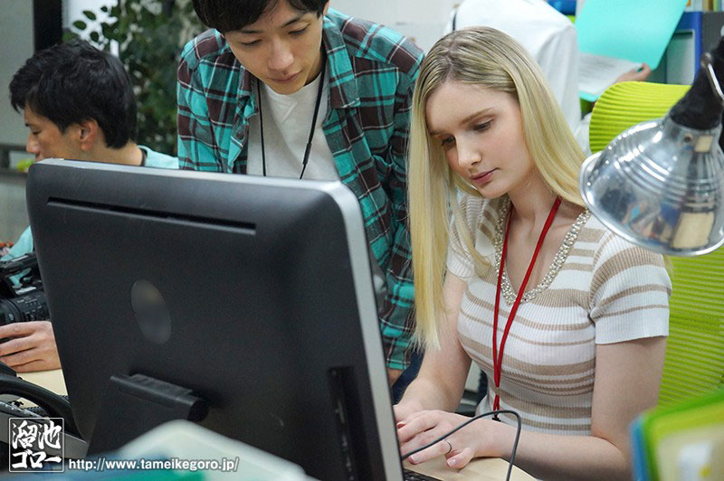 老公不要看!金髮人妻AV片場支援遭輪番玷汙表現能幹順勢出道