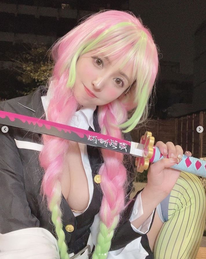 三上悠亞cos《鬼滅》戀柱畫面超辣，一轉身「豐滿F奶」成亮點！