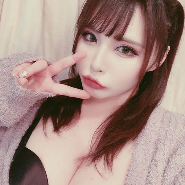 深不見底！ 歐美身材型女優「水月律」解放超深海溝、上傳感謝祭品！