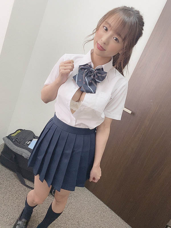 巨乳女學生「天音真比奈」的G罩杯大奶太誘人，主動勾引班導師發情了！