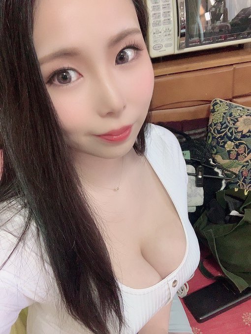 火力全開！ 超乳女優「吉根尤莉亞」追劇自拍露出雪白傲人凶器…！