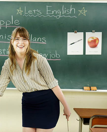 洋師日腸!美女教師一邊授課一邊上位搖神級美臀開榨…中出後汁液滿堂