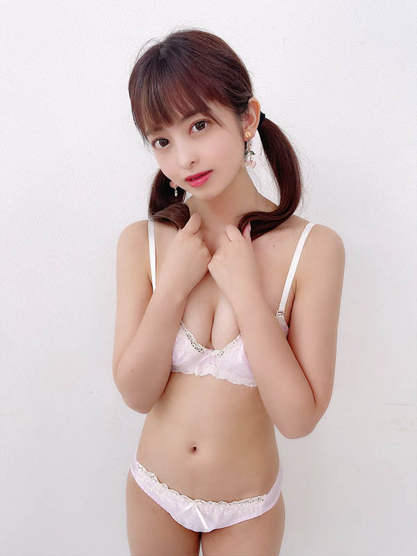 沒有血緣的妹妹「桜もこ」外表可愛卻超色！癡女發狂最愛邊搖邊進攻胸部...