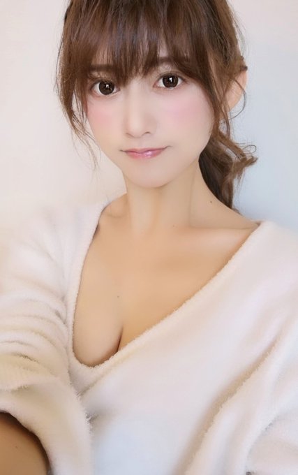 近距離特寫！ 絕世美女女優「希島愛理」晨浴露出半邊渾圓美臀，粉絲直呼受不了！