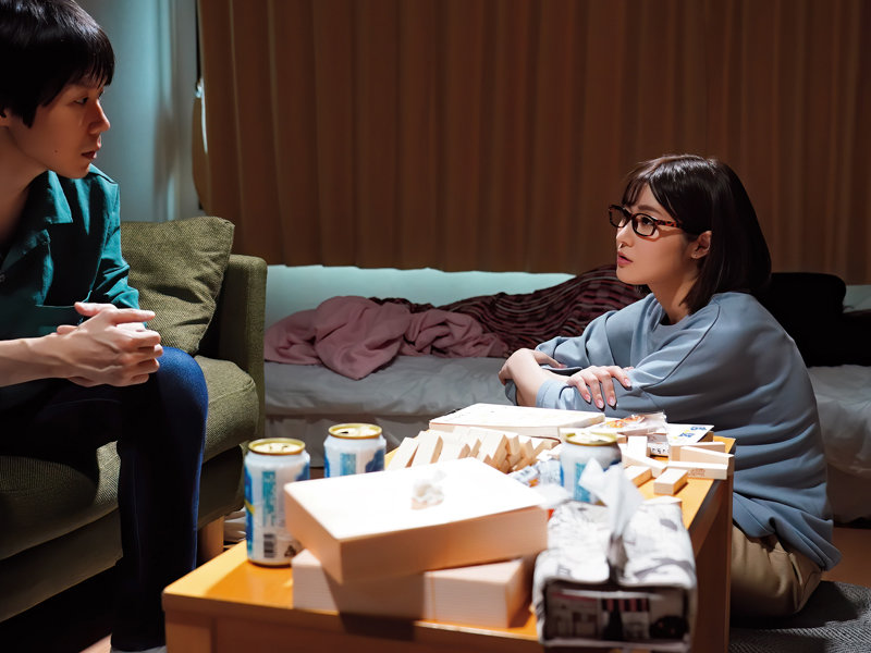 女友不在家！跟巨乳同事「藤森裡穂」瘋狂打砲三天，還發現她是來打工的AV女優！