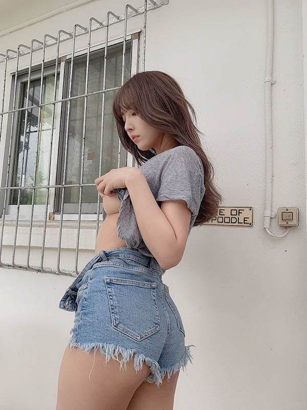 「三上悠亞」戶外超大膽掀衣，「裸露的南半球」好雄偉呀！