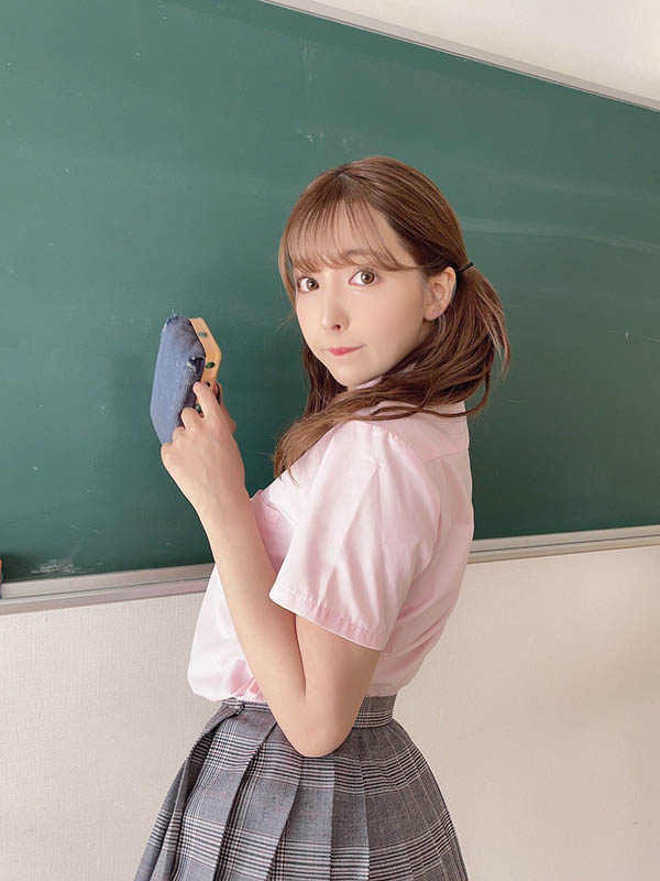 甜美雙馬尾「制服學生妹」下課擦黑板，超短百折裙秀美腿，轉到正面竟是「三上悠亞」！