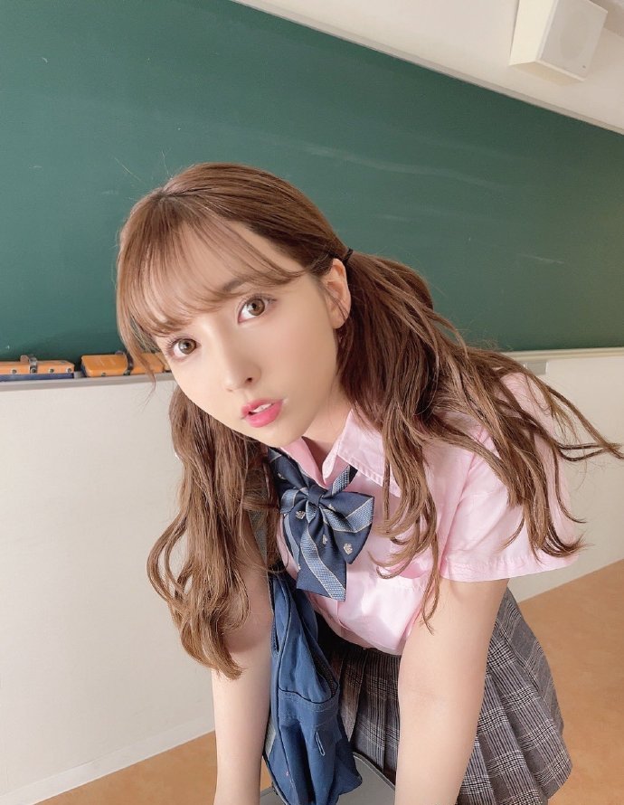 衣襟大開「美胸見客」三上悠亞曬床照,春光一覽無遺,粉絲:剛拍完片嗎?