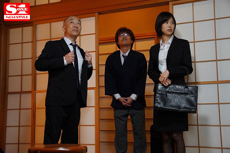 「葵つかさ」趕不上終電被迫和上司同住一晚被下藥硬上竟上癮了