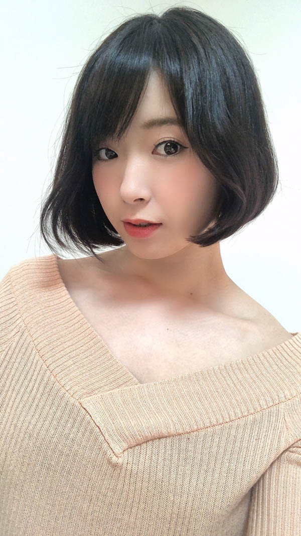 每天被姦淫！ F奶巨乳美女人妻「新川愛七」新作飾演公司前輩每天都被新人偷看胸部！