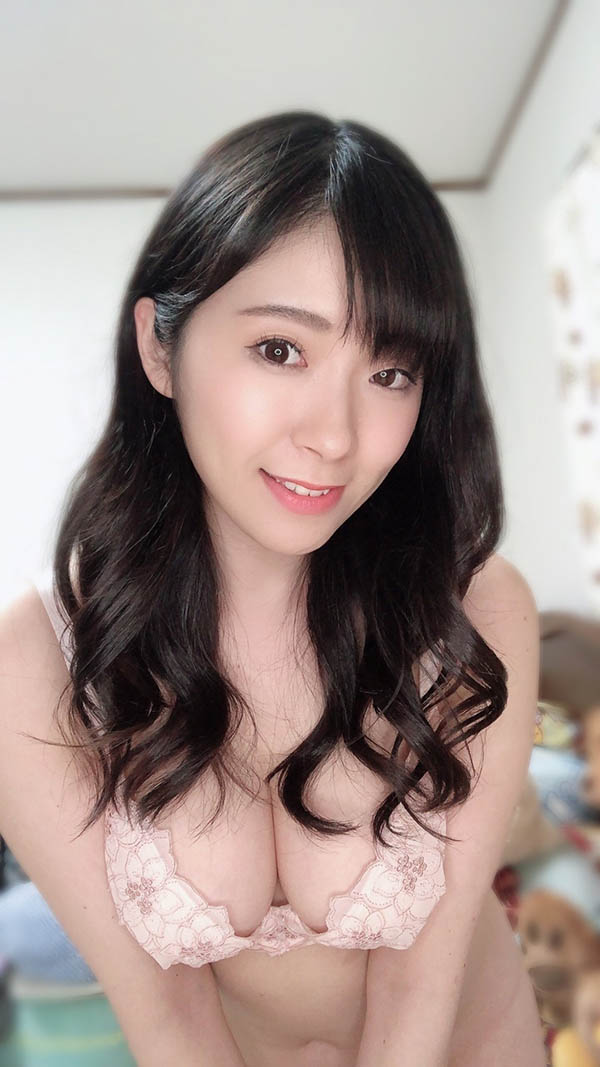 每天被姦淫！ F奶巨乳美女人妻「新川愛七」新作飾演公司前輩每天都被新人偷看胸部！